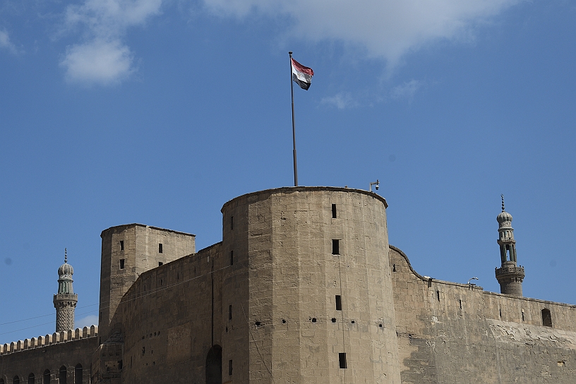 65 MAK_6998.jpg - Le imponenti mura in pietra calcarea color terra della cittadella del Saladino che fu costruita tra il 1176 e il 1183 da Salah al-Din (Saladino) in una posizione strategica per proteggere la città dalle invasioni dei Crociati.